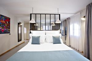 
سرير أو أسرّة في غرفة في Villa du Taur
