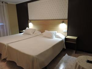 A bed or beds in a room at Cruceiro do Monte
