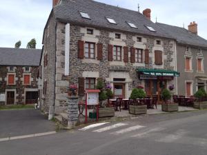 ein altes Steingebäude an der Straßenseite in der Unterkunft Le Relais des Sites in Faverolles