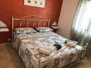 a bedroom with a bed in a room at Il Cremino in Tropea