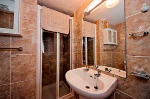 a bathroom with a sink and a shower at Ashurst Lodge in Torquay