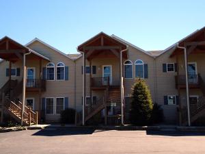 Un grand bâtiment avec des balcons et des escaliers se trouve dans un parking. dans l'établissement Klonteska Condominiums By VCI Real Estate Services, à Beech Mountain