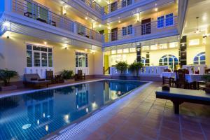 Bazén v ubytování Grand Bayon Siem Reap Hotel nebo v jeho okolí