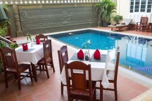 Bazén v ubytování Grand Bayon Siem Reap Hotel nebo v jeho okolí