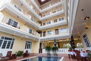 Bazén v ubytování Grand Bayon Siem Reap Hotel nebo v jeho okolí