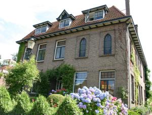 a house with flowers in front of it at Het Klooster van Dalfsen in Dalfsen