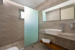 Koupelna v ubytování Lardos Luxury Apartments + 6 fotografií