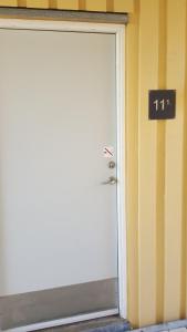 Private Apartment Skudehaven في رودكوبينغ: باب عليه رقم في غرفه
