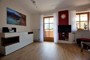 a living room with a tv and a couch at Ferienwohnung Benediktenwand in Lenggries