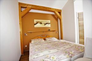 a bedroom with a large bed with a wooden headboard at Ferienwohnung Benediktenwand in Lenggries