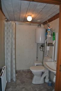 Ett badrum på STF Långasjö Vandrarhem