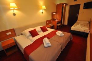 Łóżko lub łóżka w pokoju w obiekcie Pass Hotel