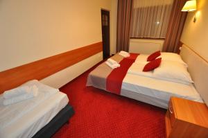Łóżko lub łóżka w pokoju w obiekcie Pass Hotel
