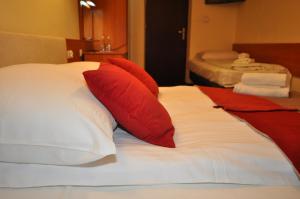 Łóżko lub łóżka w pokoju w obiekcie Pass Hotel