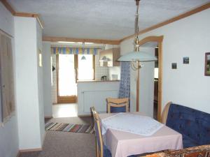 ein Wohnzimmer mit einem Tisch und einer Küche in der Unterkunft Ferienhaus Reiter Lotte in Gosau