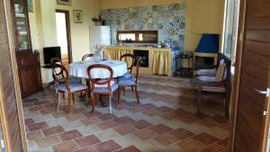 comedor con mesa y sillas en Luxury country nel Cilento e piscina, en Monte San Giacomo
