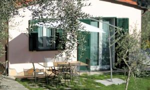 A garden outside Casa vacanze gli ulivi