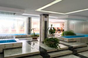 Un vestíbulo de un edificio con plantas en macetas. en Apartamento Minerva Jupiter. The perfect accommodation for your vacation, en Benalmádena 15 fotos más