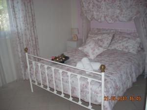 Tempat tidur dalam kamar di Iris Apartments