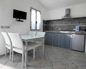 A kitchen or kitchenette at Casa vacanze gli ulivi