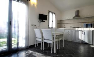 A kitchen or kitchenette at Casa vacanze gli ulivi
