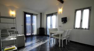 A television and/or entertainment centre at Casa vacanze gli ulivi
