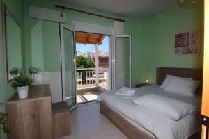 Postel nebo postele na pokoji v ubytování Bourlis Apartments