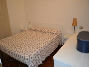 a small bedroom with a bed and a table at Casa Asparagi in San Teodoro
