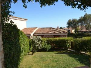 a view of a house from the garden at Casa Asparagi in San Teodoro