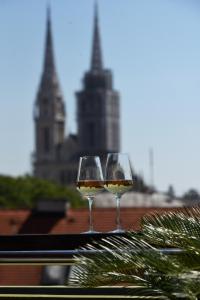 due bicchieri di vino bianco seduti su un tavolo di Zagreb Rooftops a Zagabria