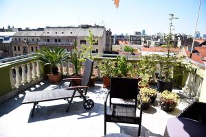 d'un balcon avec des chaises et des plantes en pot. dans l'établissement Zagreb Rooftops, à Zagreb