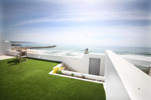 uma representação de uma casa com vista para o oceano em Casa da Praia Villa em Ericeira