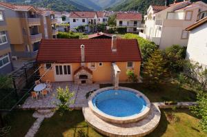 Pogled na bazen v nastanitvi Apart Hotel Apple Cat Montenegro KO Bijela oz. v okolici