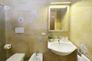 Un baño de B&B A Casa di Nonna Giovanna 14 fotos más