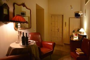 マンドゥーリアにあるB&B A Casa di Nonna Giovannaのリビングルーム(ランプと椅子付きのテーブル付)