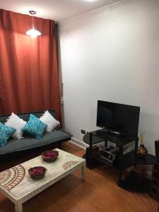 sala de estar con sofá y mesa en Arriendo Diario Iquique, en Iquique