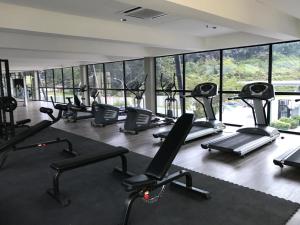 ein Fitnessstudio mit vielen Laufbändern und Crosstrainern in der Unterkunft Hyve Cyber Bistari in Cyberjaya