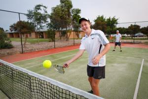
Tennis and/or squash facilities at Howlong Golf Resort or nearby
