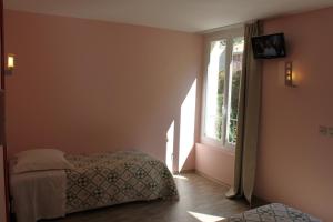 ムスティエ・サント・マリーにあるHotel le Belvédèreのベッドルーム(ベッド1台、窓付)