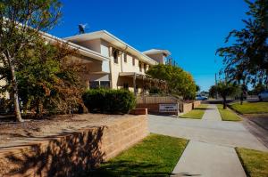 una casa con un hombre parado encima de ella en Club Motor Inn, en Narrabri