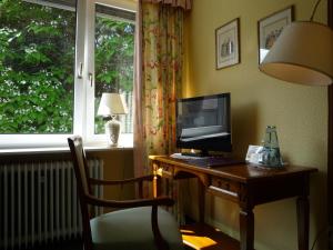 TV a/nebo společenská místnost v ubytování Hotel Behringer's Traube