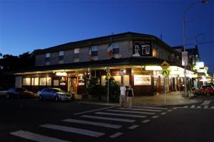 a couple of people standing in front of a building at Northern Star Hotel in Hamilton