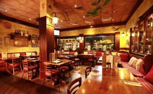 a restaurant with tables and chairs and a bar at Northern Star Hotel in Hamilton
