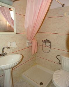 łazienka z umywalką i toaletą w obiekcie Anemones Rooms w Chanii +37 zdjęć