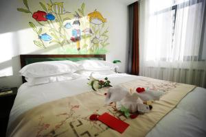 Nostalgia Hotel Zhangjiakou- Near The Grass Skyline, Dajingmen, 20 minutes away from Zhangjiakou High-speed Railway Station, Free ice cream, mineral water, coffee, snacks and laundry service, English communication well客房内的一张或多张床位