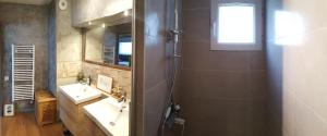 ボルドーにあるMaeroのバスルーム(洗面台2台、鏡付きシャワー付)