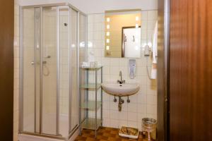 Koupelna v ubytování Stadthotel Schwerterbräu + 37 fotografií