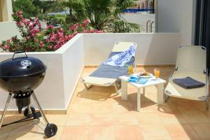 una parrilla, 2 sillas y una mesa con una mesa en Villa Giannis, en Almyrida