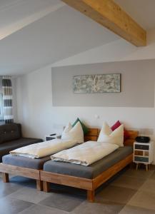 a bedroom with two beds and a couch at Gästehaus Brunnerhof - Eitting in Eitting