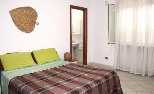 Tempat tidur dalam kamar di B&B CASA DEL SOLE - De Luca Apartments